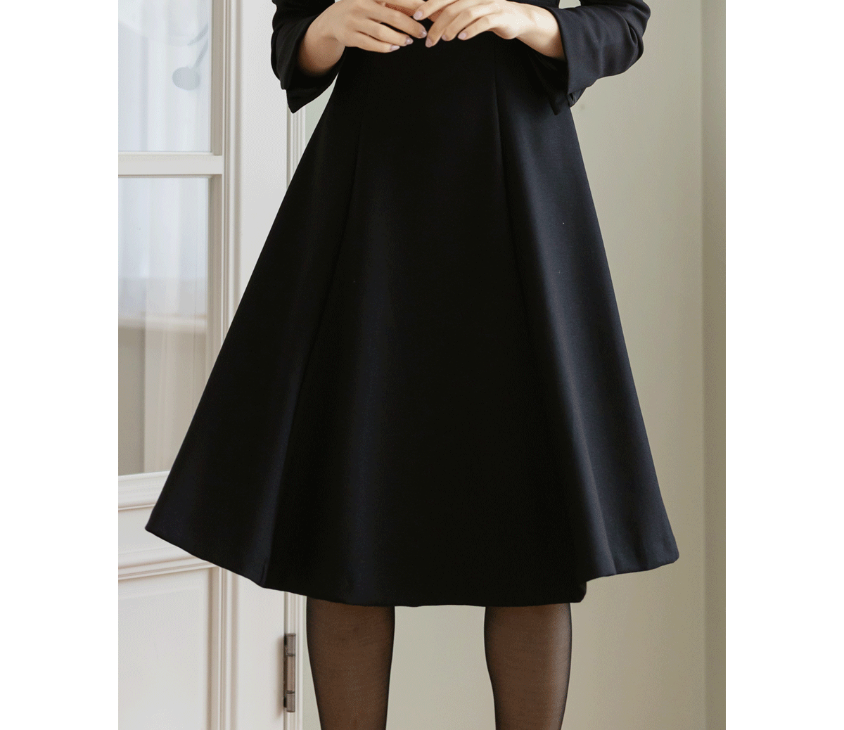 Vestido negro voluminoso con vuelo y drapeado