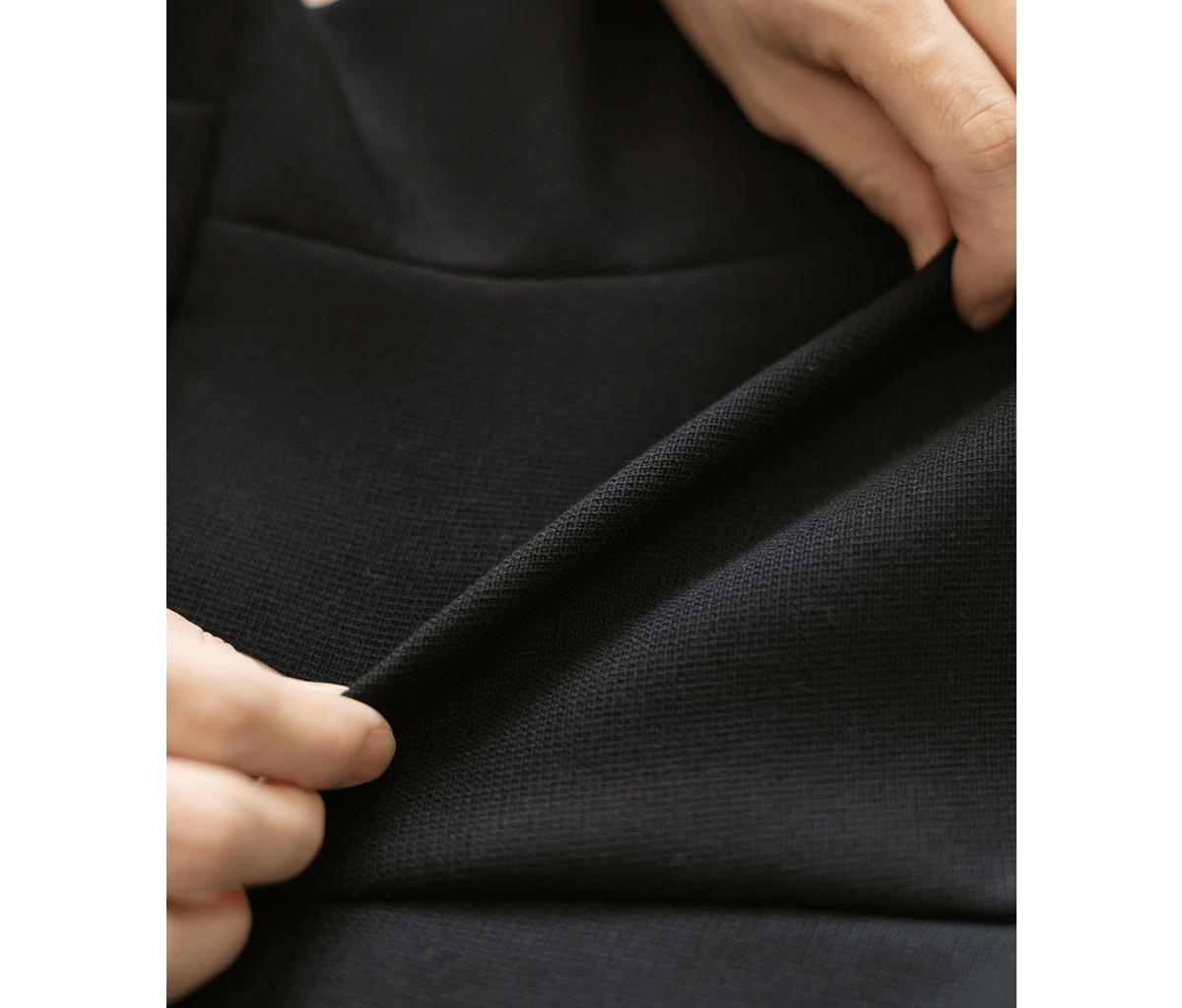 Vestido negro voluminoso con vuelo y drapeado
