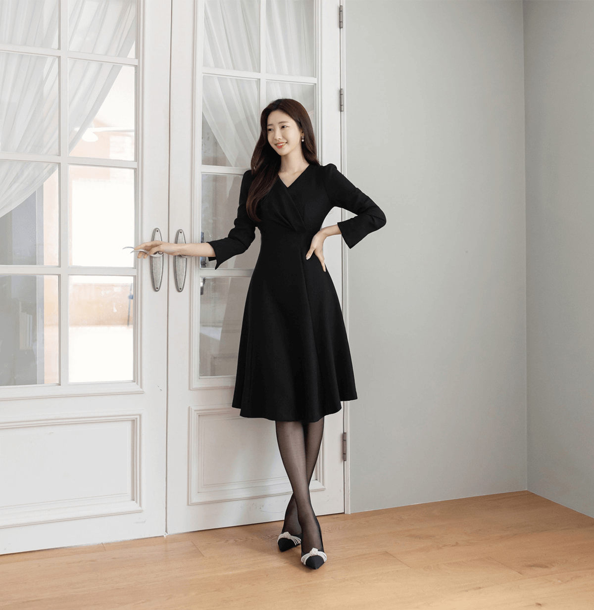 Vestido negro voluminoso con vuelo y drapeado