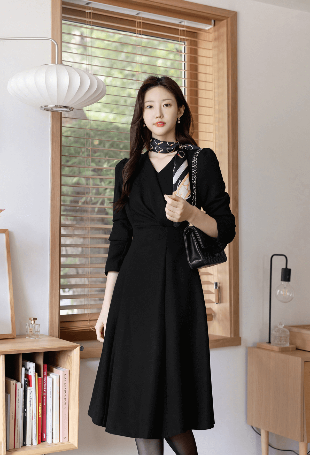 Vestido negro voluminoso con vuelo y drapeado