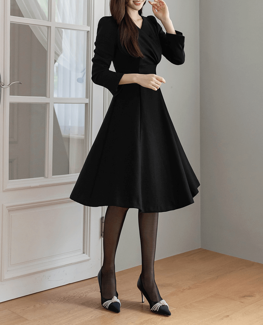 Vestido negro voluminoso con vuelo y drapeado