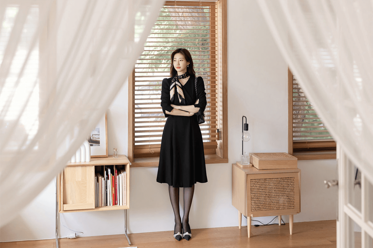 Vestido negro voluminoso con vuelo y drapeado