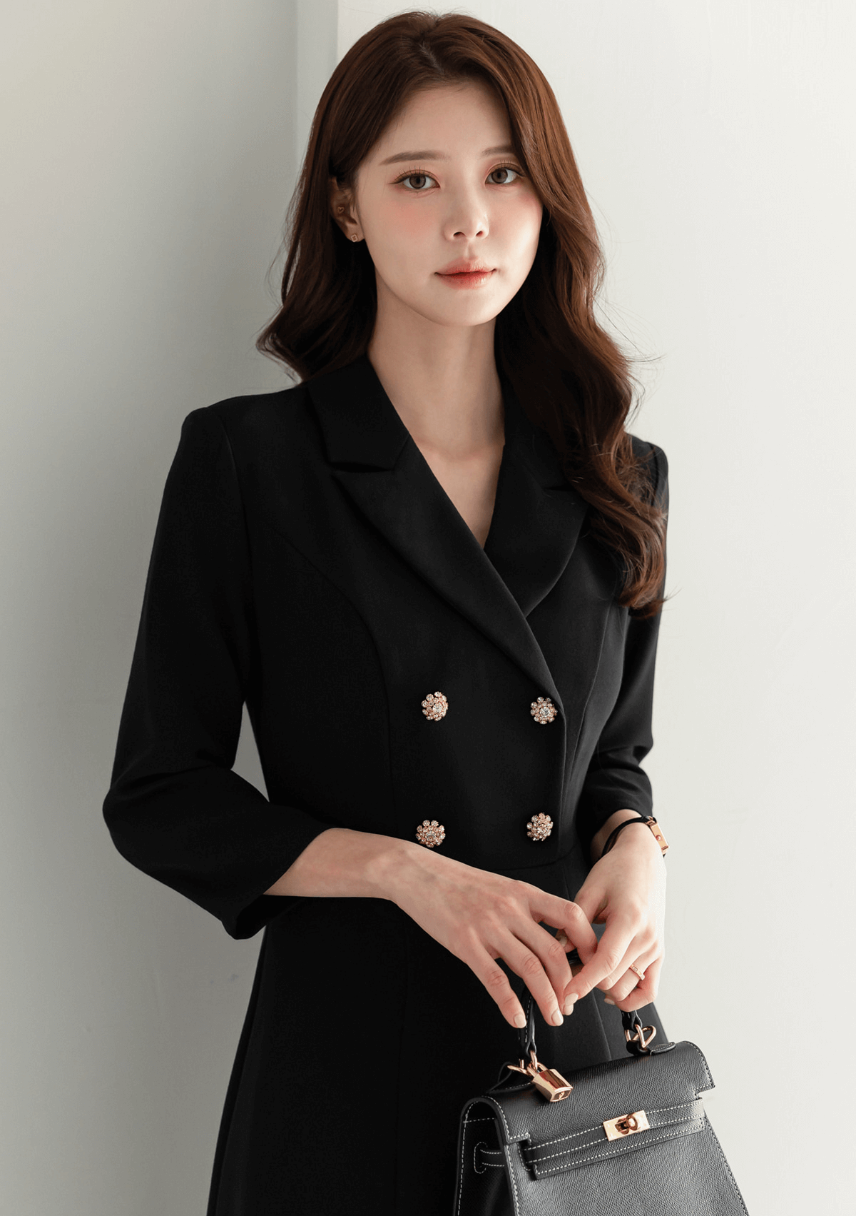 Classic black flare dress with collar and double-breasted buttons, featuring elegant 3/4 sleeves and a sophisticated silhouette.