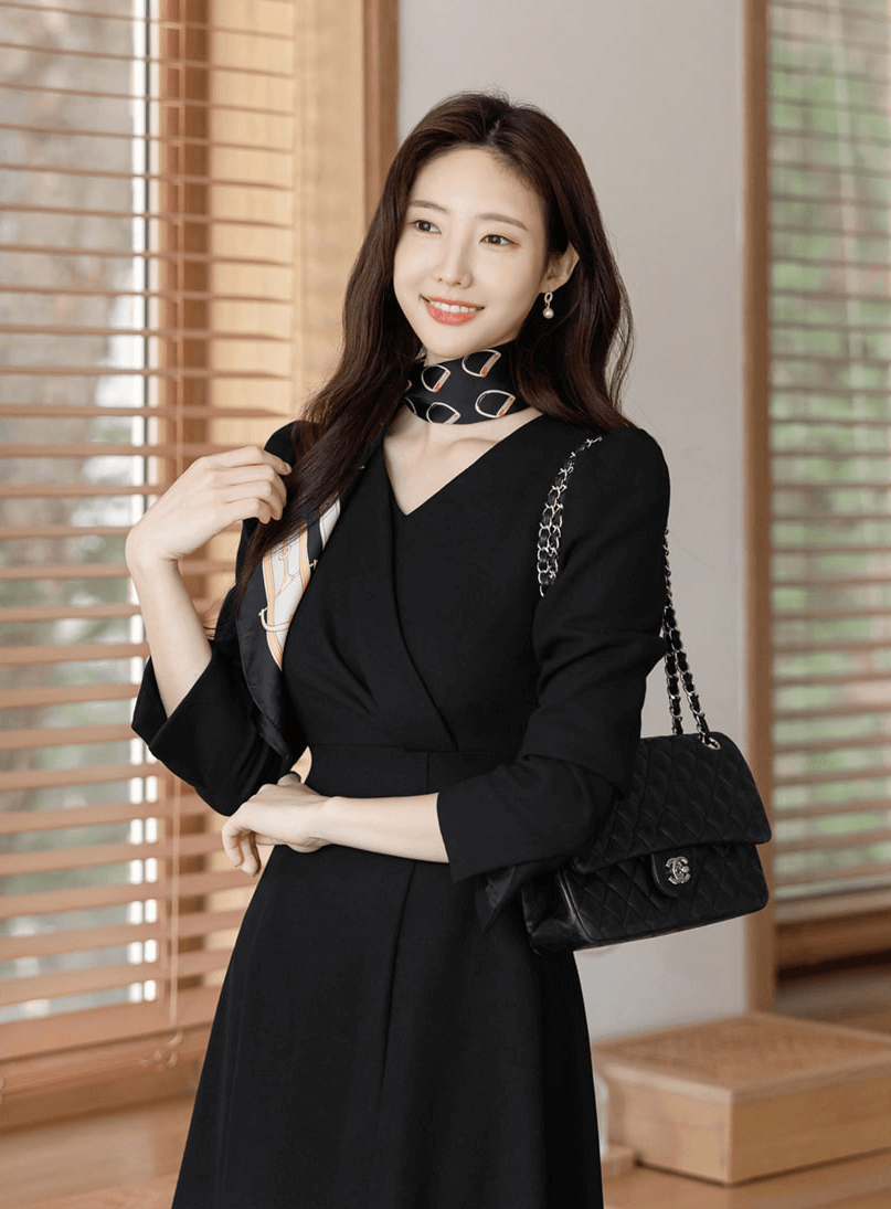 Vestido negro voluminoso con vuelo y drapeado