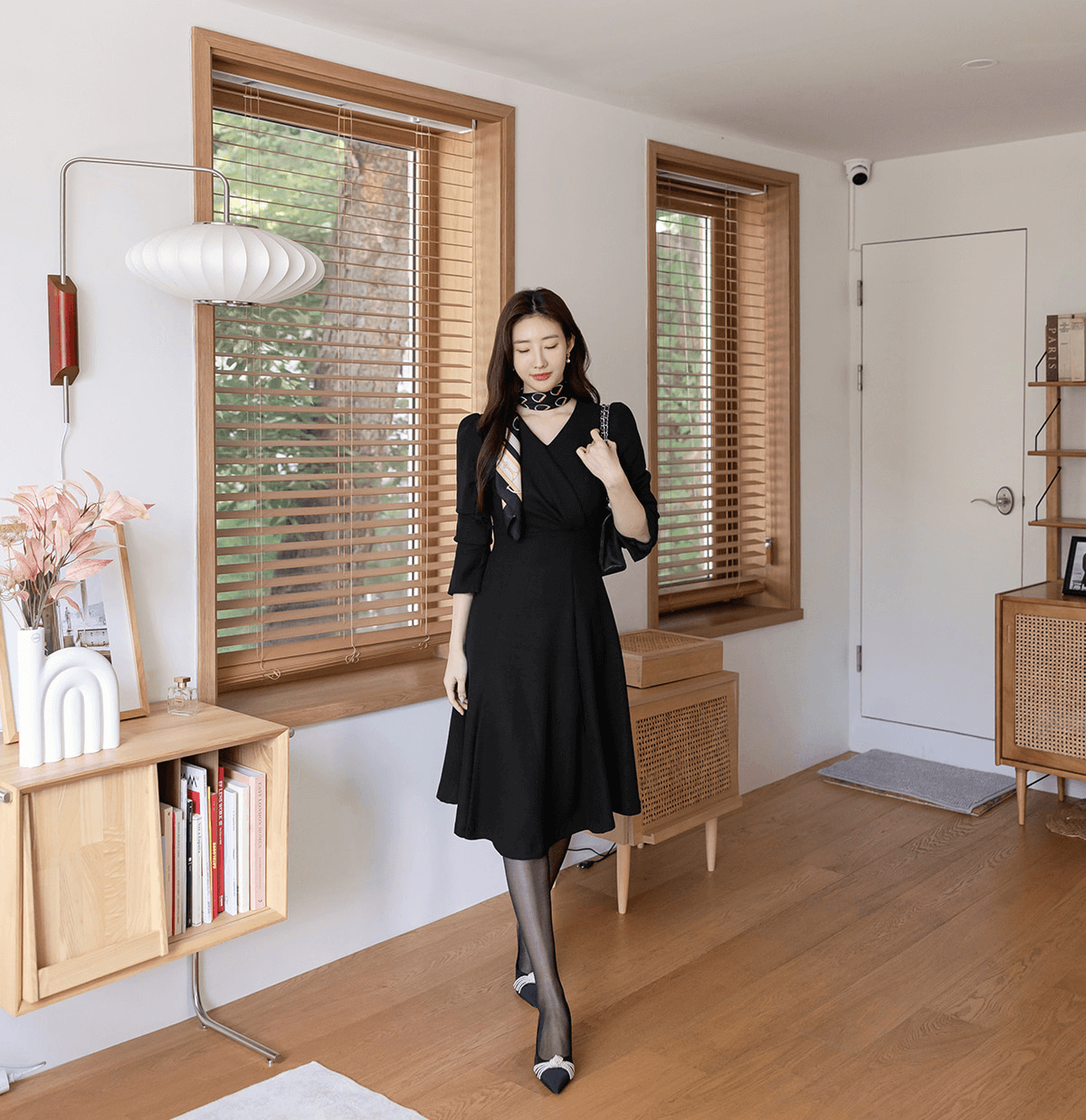 Vestido negro voluminoso con vuelo y drapeado