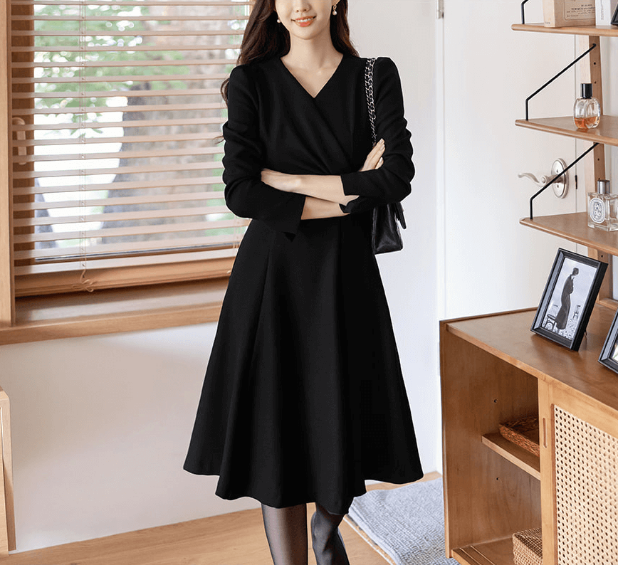 Vestido negro voluminoso con vuelo y drapeado