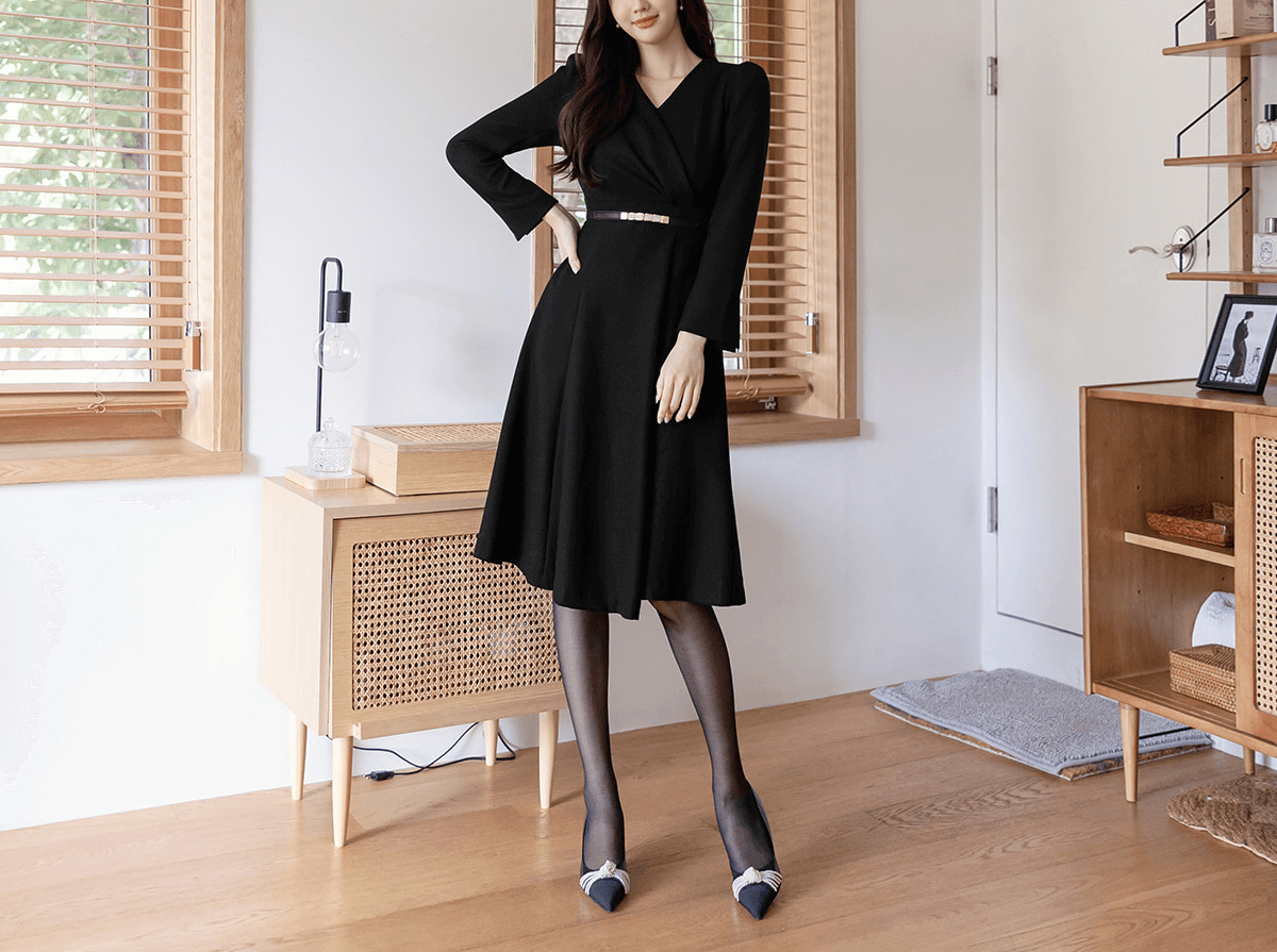 Vestido negro voluminoso con vuelo y drapeado