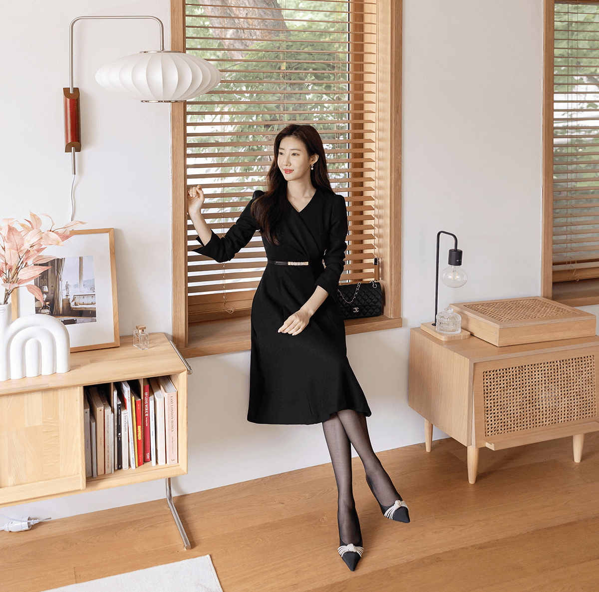 Vestido negro voluminoso con vuelo y drapeado