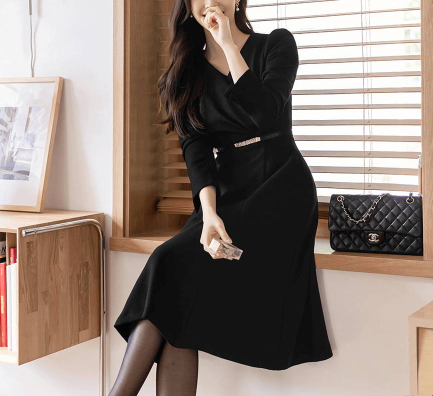 Vestido negro voluminoso con vuelo y drapeado