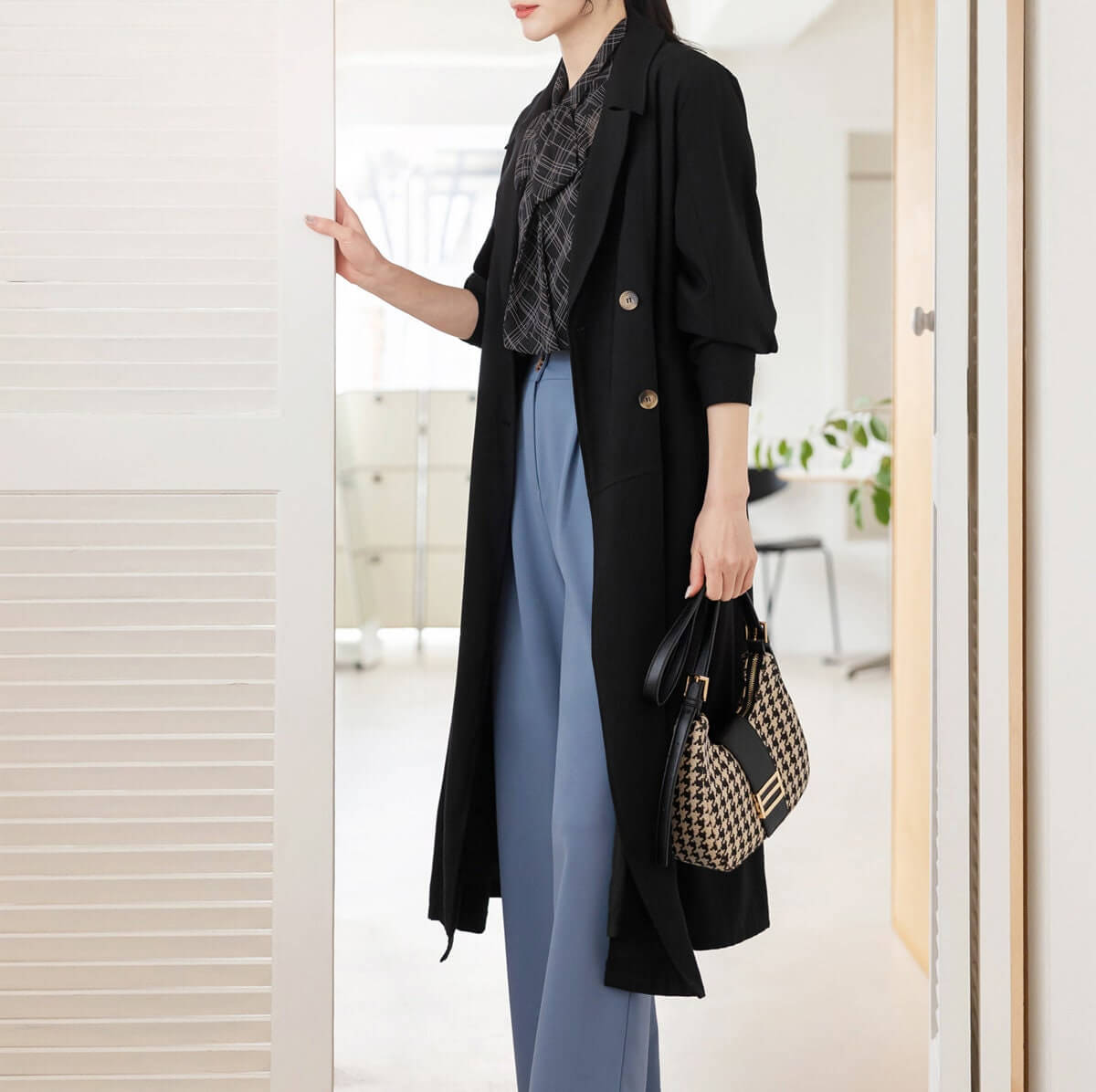 Elegant Feminine Classic Pintuck Trench Coat / Korean Style Trench Long Jacket for Women / Women Long Double Breasted Coat with Strap Belt