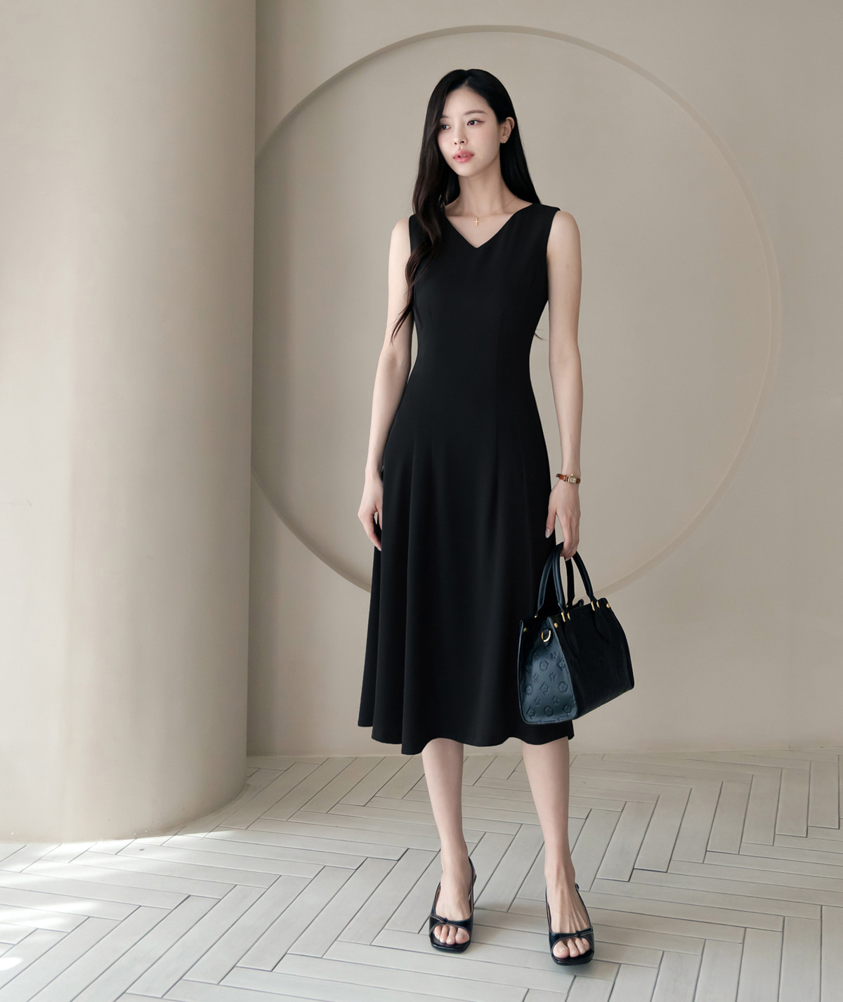 Elegant Sleeveless Black Flare Dress with V-Neck and Wide Shoulder Line