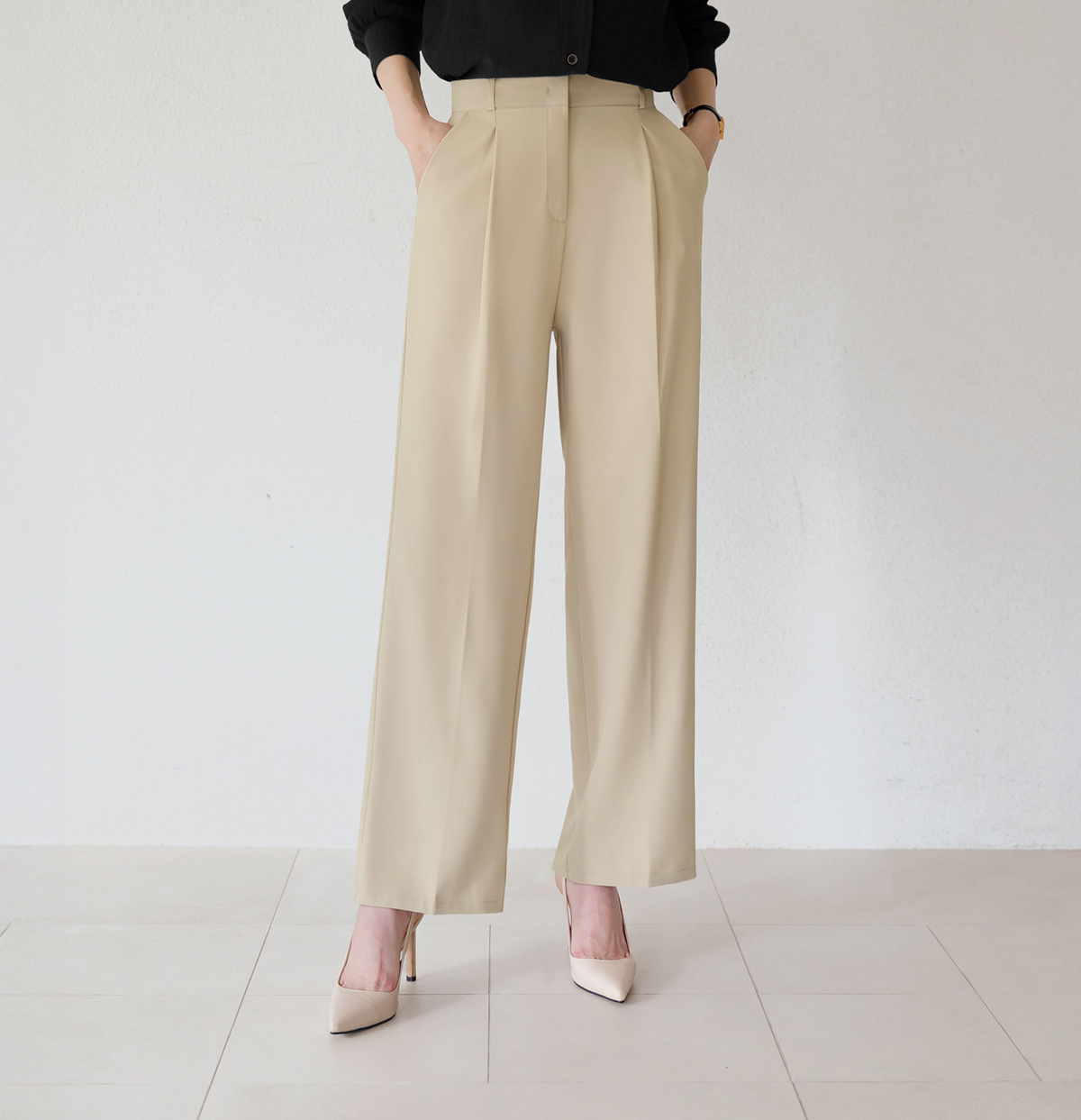 Refined Semi-Wide Trousers with a Comfort Waistband