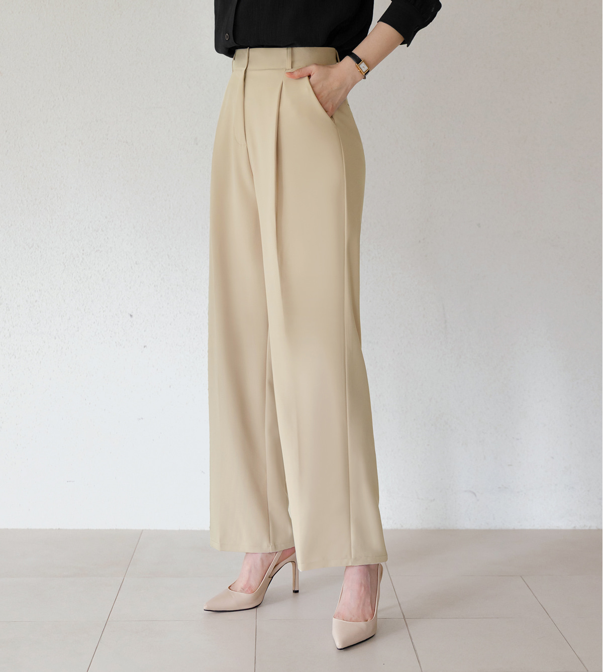 Refined Semi-Wide Trousers with a Comfort Waistband