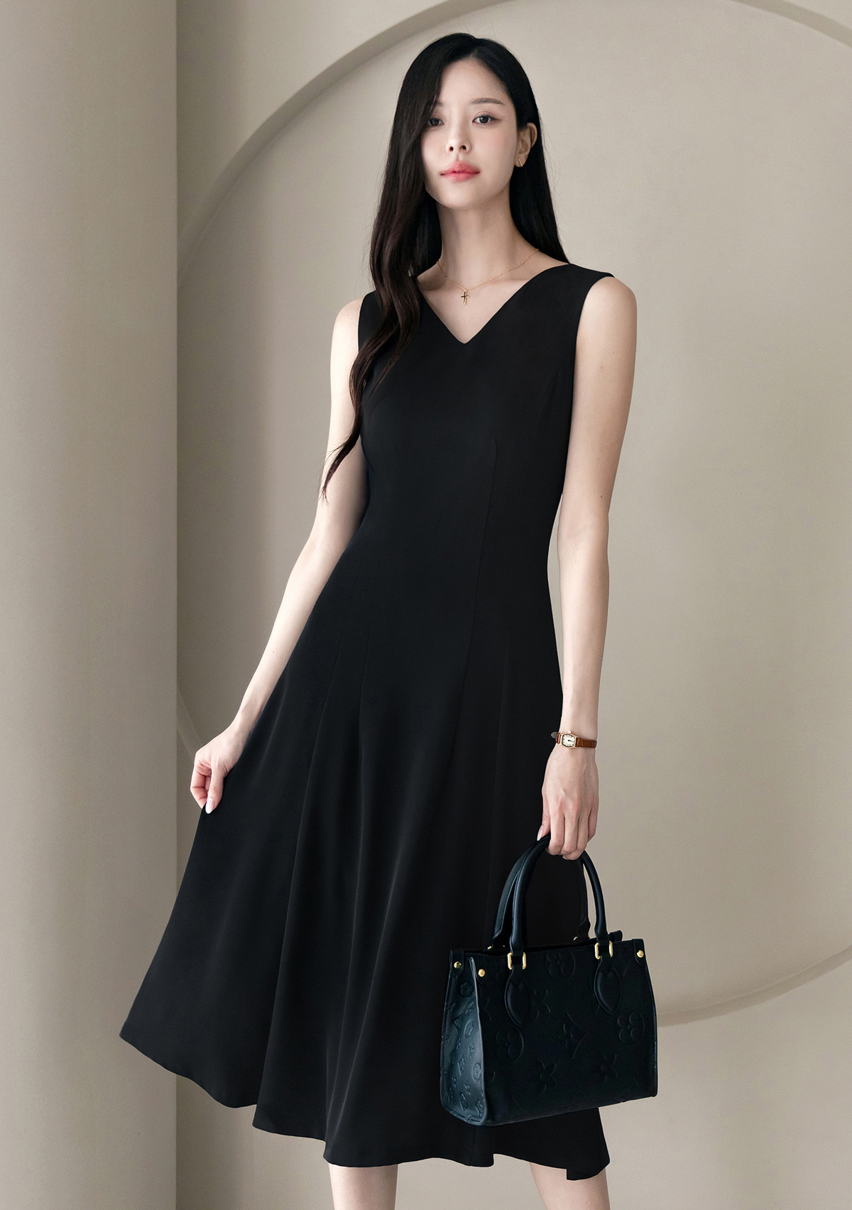 Elegant Sleeveless Black Flare Dress with V-Neck and Wide Shoulder Line