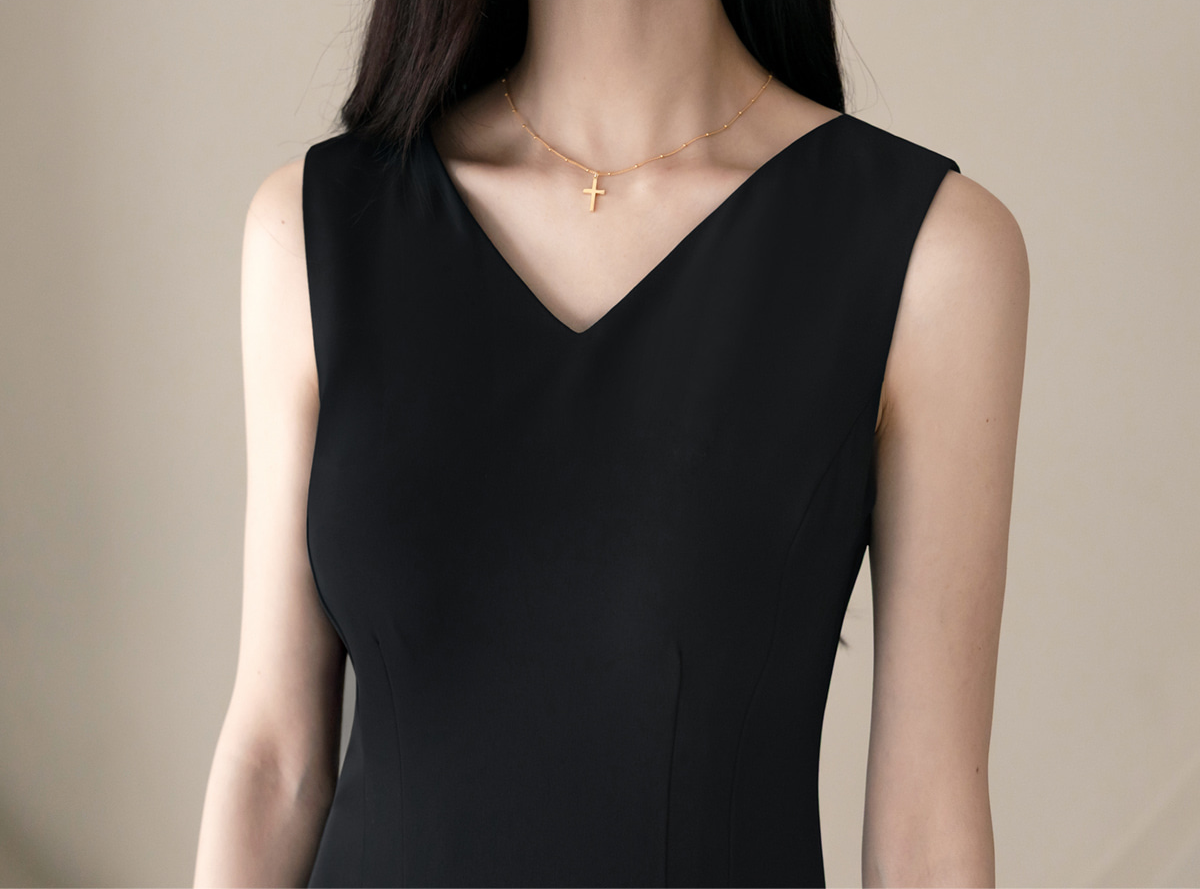 Elegant Sleeveless Black Flare Dress with V-Neck and Wide Shoulder Line