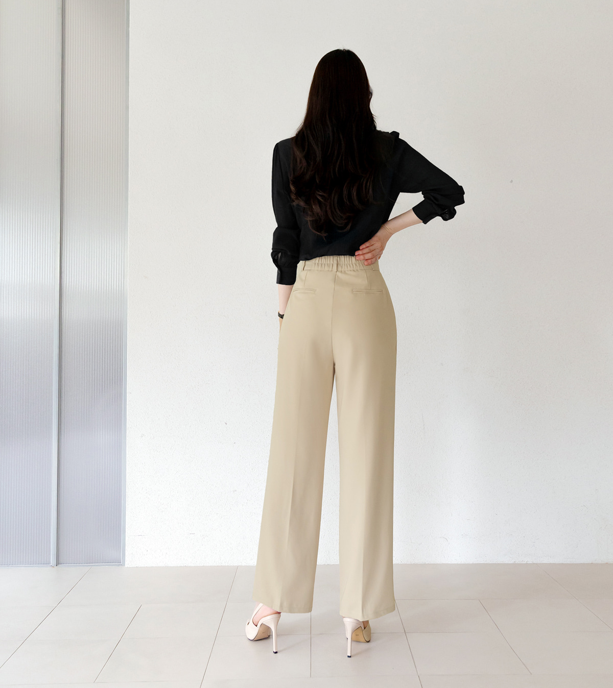 Refined Semi-Wide Trousers with a Comfort Waistband