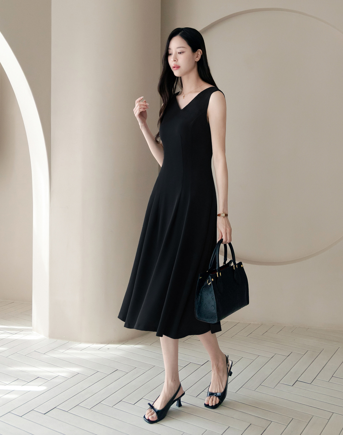 Elegant Sleeveless Black Flare Dress with V-Neck and Wide Shoulder Line