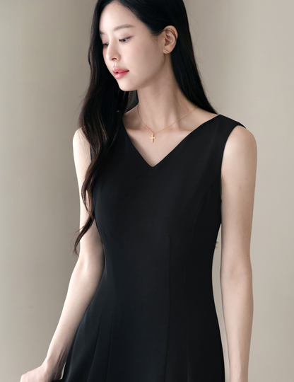 Elegant Sleeveless Black Flare Dress with V-Neck and Wide Shoulder Line