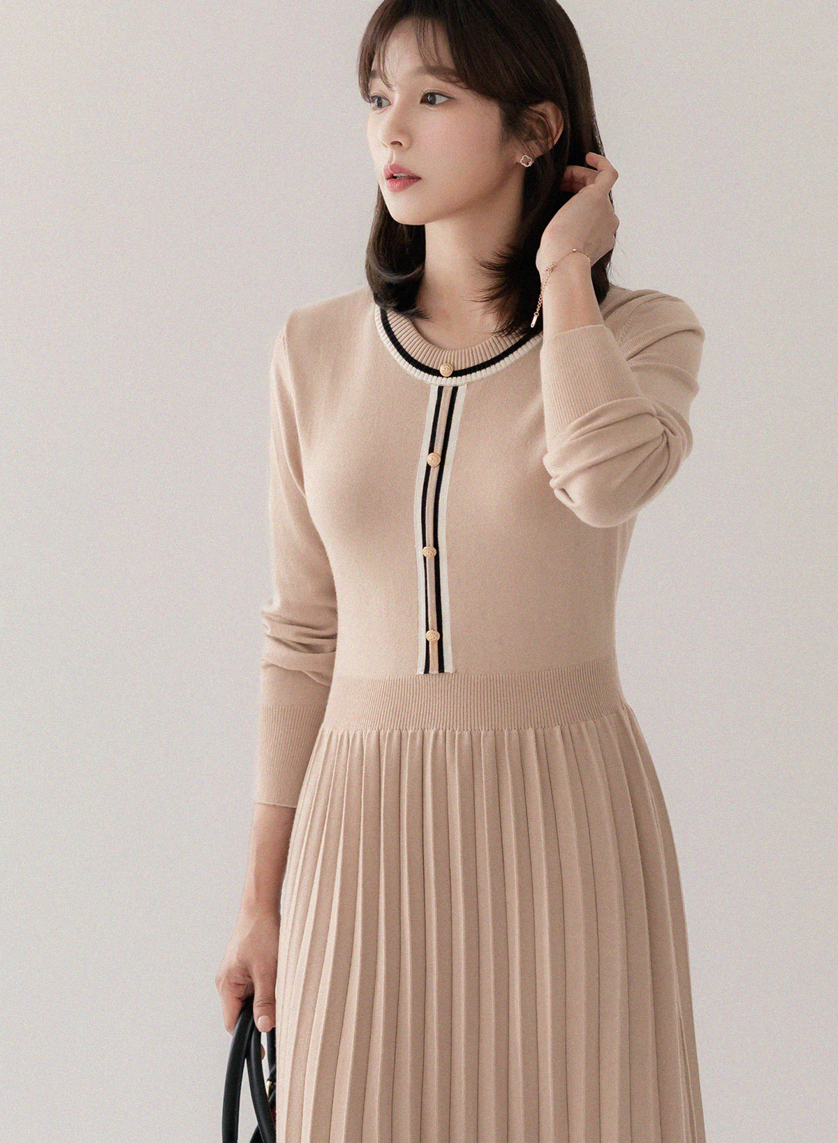 Contrast Pleated Knit Dress with Elegant Details