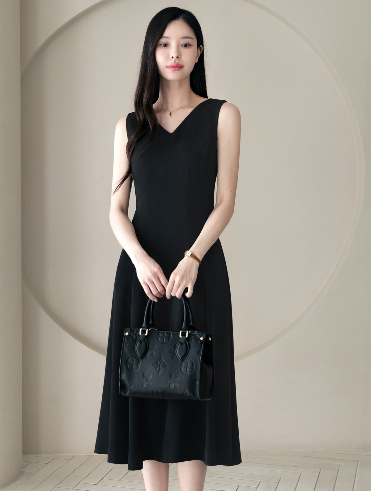 Elegant Sleeveless Black Flare Dress with V-Neck and Wide Shoulder Line