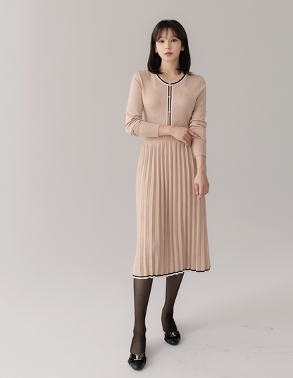 Contrast Pleated Knit Dress with Elegant Details