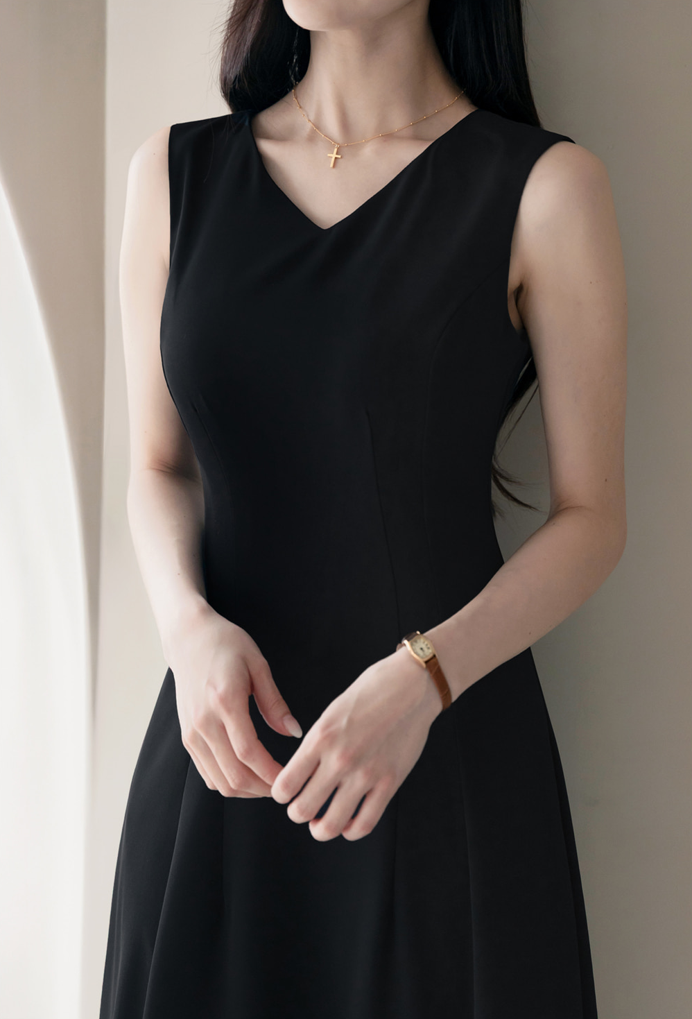 Elegant Sleeveless Black Flare Dress with V-Neck and Wide Shoulder Line