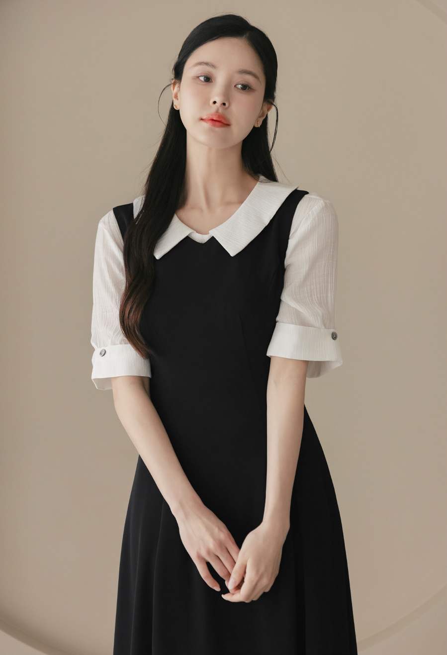 Elegant Sleeveless Black Flare Dress with V-Neck and Wide Shoulder Line