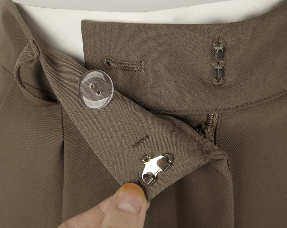 Refined Semi-Wide Trousers with a Comfort Waistband