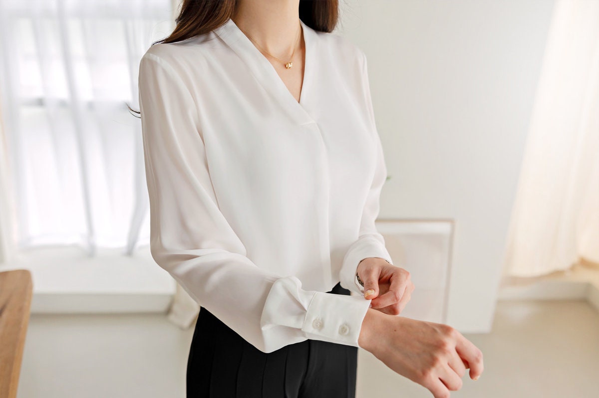 Basic V-Neck Silky Long Sleeve Blouse / Korean Style Luxury Feminine Women Clothes / Stylish Office Look Top / Everyday Soft Blouse