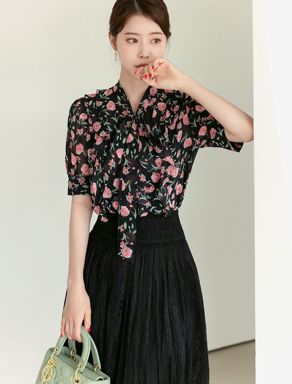 Short Sleeve Floral Pattern Chiffon Tie Blouse / Korean Style Tie Neck Blouse Top / Office Look Top / Everyday Soft Blouse for Summer