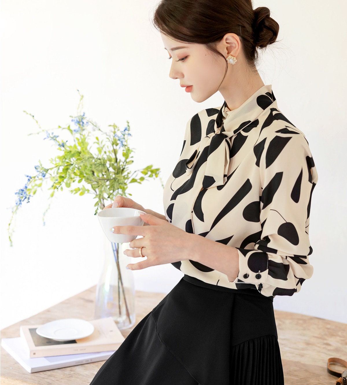 Modern Chic Pattern Long Sleeve Tie Blouse / Korean Style Tie Neck Blouse Top / Office Look Top / Everyday Soft Blouse