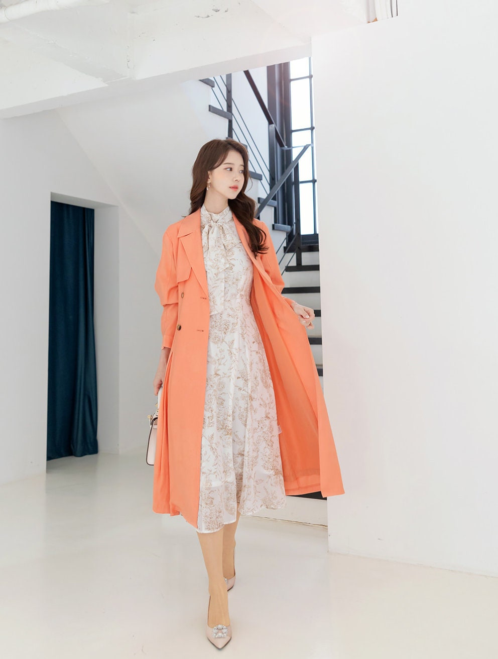 Elegant Feminine Classic Pintuck Trench Coat / Korean Style Trench Long Jacket for Women / Women Long Double Breasted Coat with Strap Belt