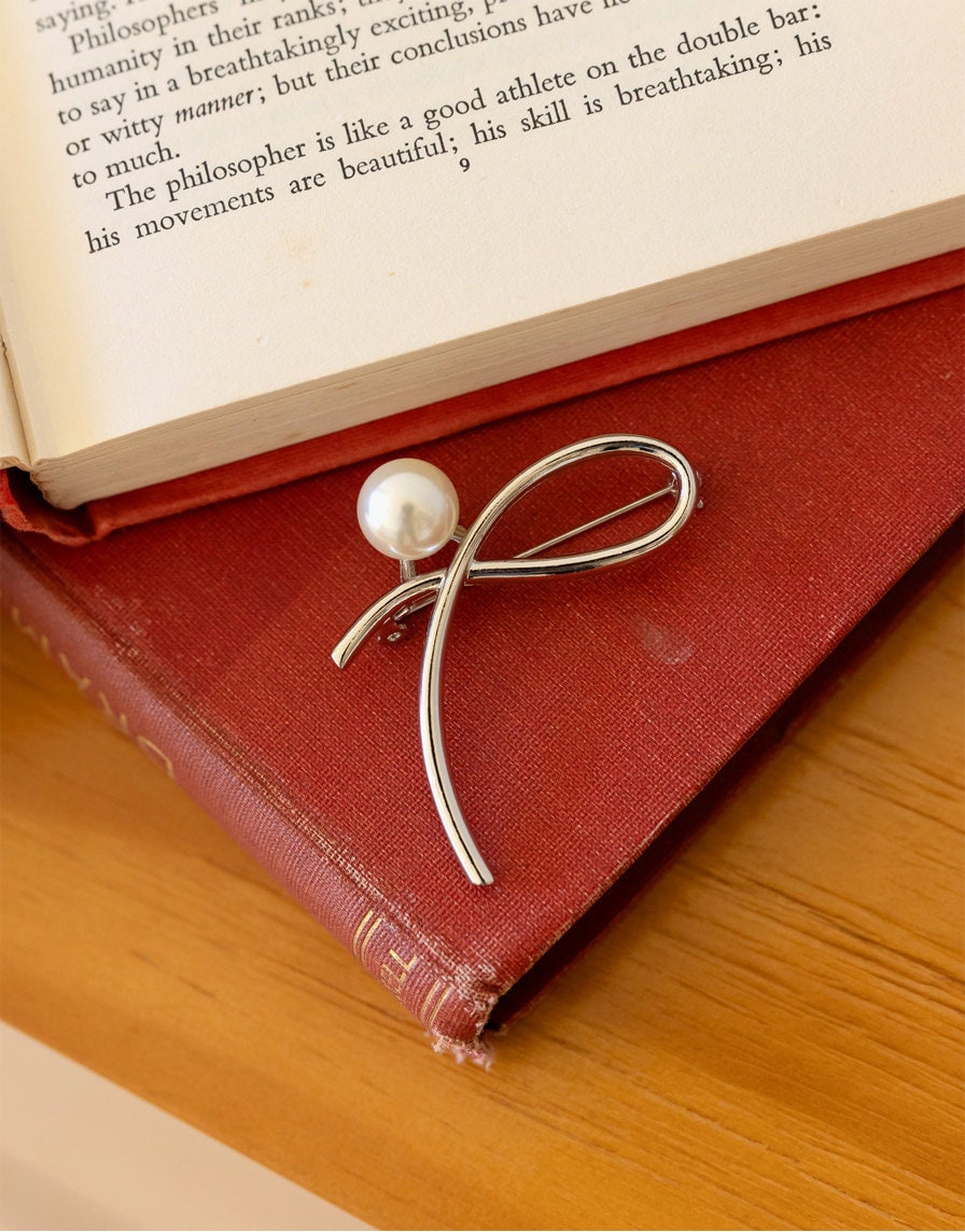 Elegant Feminine Pearl Brooch / Elegant Feminine Jewel Ornament Brooch